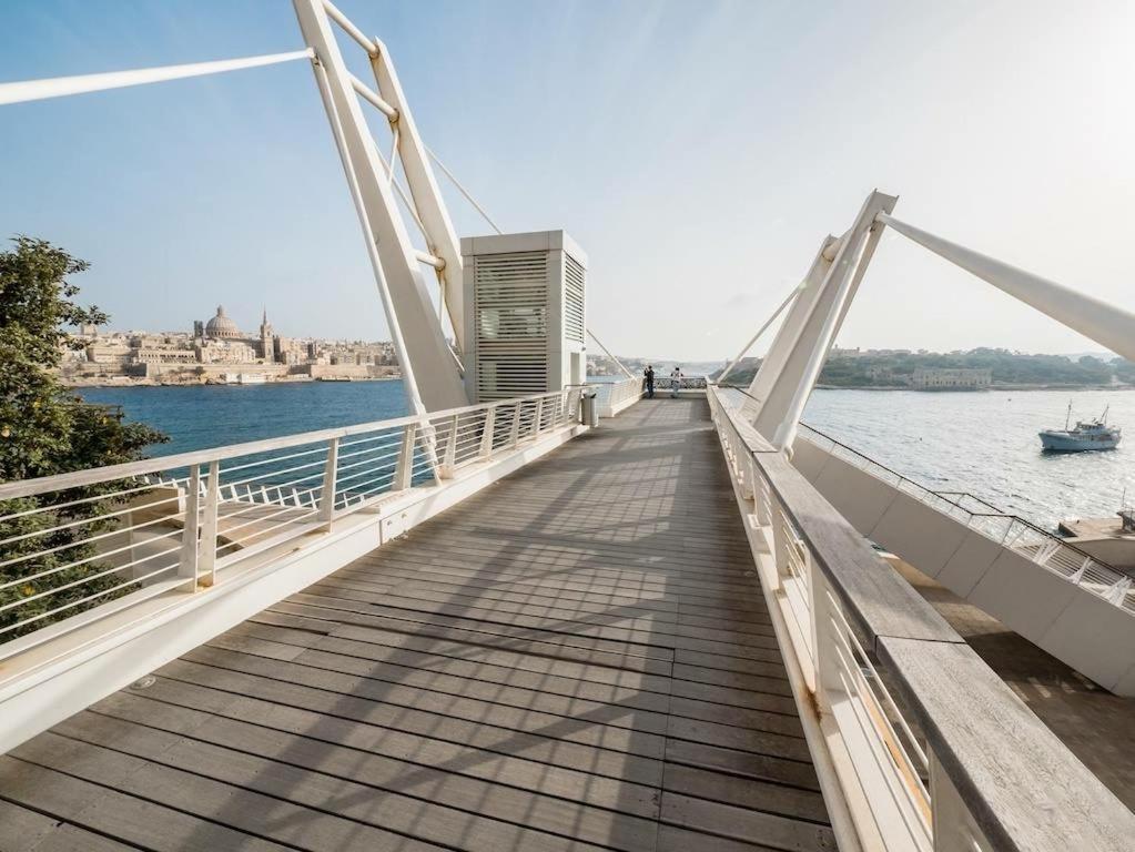 Modern Seaview Apartment In A Prime Location Sliema Exterior foto